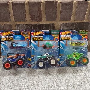 Hot Wheels Monster Trucks with Bonus Vehicles - Scorpedo /Pure Muscle /Gunkster